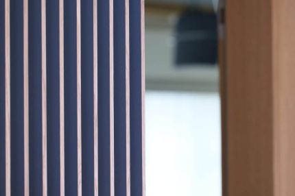 Kante der Lamellenwand vor unscharfem Durchblick in einen Raum – MOZ-Areal VR-Bank, Würzburg