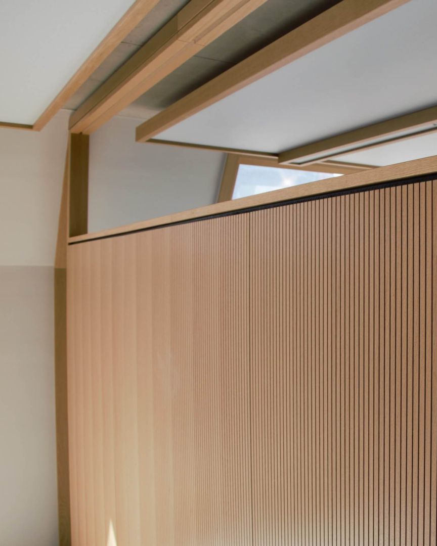 Moderne Trennwände von Staudigel verbessern die Raumakustik mit elegantem Design.