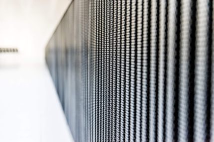 Detail der Bühnenbrüstung aus gelochtem Metall mit Tiefenunschärfe – Gymnasium Oberursel