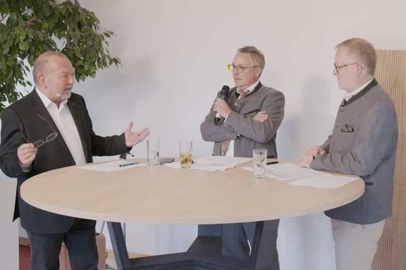 Martin Hepp, Prof.Schricker and a guest diskutieren an einem runden Tisch über akustische Lösungen und Raumakustik