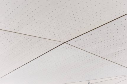 Detail der Lochplatten-Decke mit sternförmig zusammenlaufenden Fugen – Gymnasium Oberursel