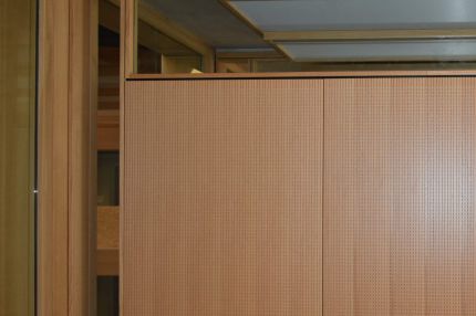 Raummodul mit Lochplatten in Holzfurnier und verglastem Oberlicht – IHK Nürnberg