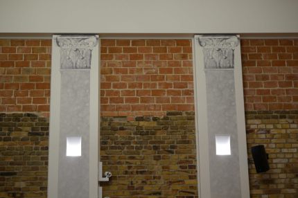 Pilaster-Wandpaneele mit Leuchten vor Sichtmauerwerk – Neues Schloss Bad Muskau