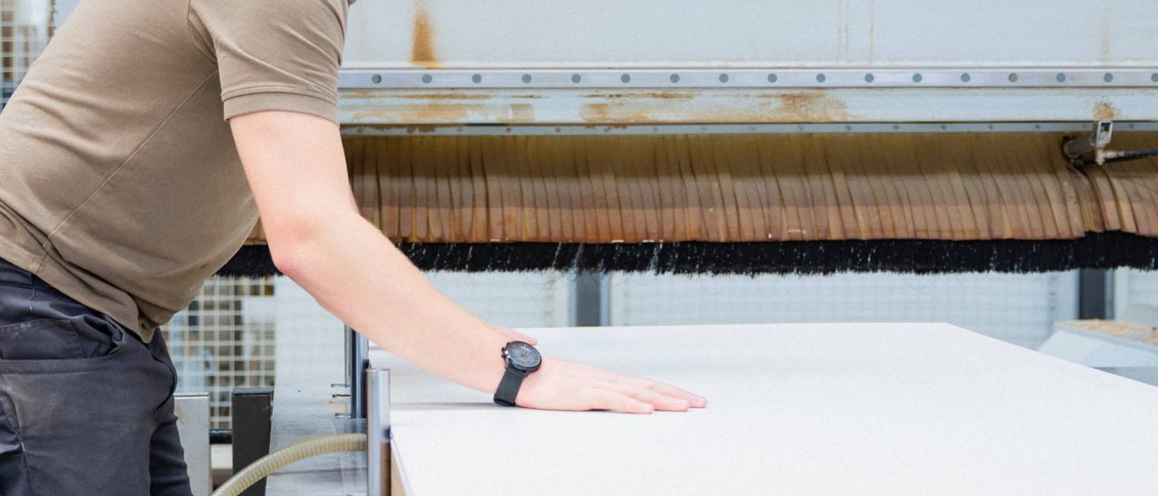 Ein Schreiner arbeitet an einer CNC-Maschine bei Staudigel. | © Staudigel GmbH