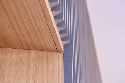 Detail: Anschluss der blauen Holzlamellen an den Eichenrahmen einer Nische, Untersicht – MOZ-Areal VR-Bank, Würzburg