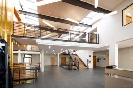 Atrium mit Galerie, Stahltreppe mit Holzstufen und Oberlichtern – Musikschule Essenbach