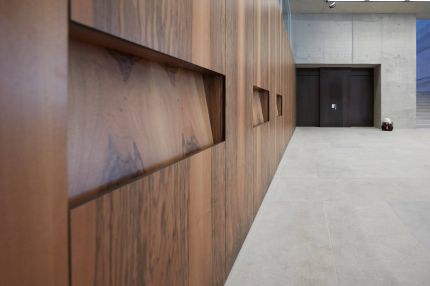 Detail der Nussbaum-Wandverkleidung mit eingelassenen Grifftaschen im Foyer – James-Simon-Galerie, Berlin