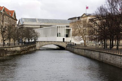 Außenansicht über den Kupfergraben mit Steinbrücke und Kolonnade – James-Simon-Galerie, Berlin