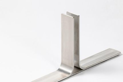 Ein eleganter Ständer für den Staudigel Paravent aus robustem Metall.