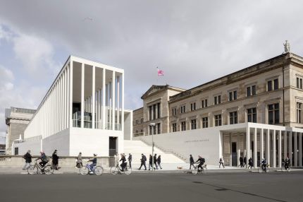 Außenansicht mit Kolonnade und Freitreppe neben dem Neuen Museum, Radfahrer davor – James-Simon-Galerie, Berlin