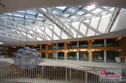 Glasdach mit weißen Stahlträgern über Halle und holzverkleideten Galerien – Europäisches Patentamt