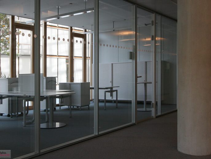 Ein modernes Büro mit großen Fenstern und Staudigel für optimale Raumakustik.