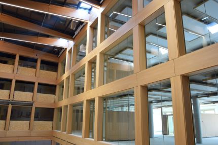 Atrium diagonal mit holzfurniertem Fensterraster, Oberlichtern und Brüstungen im Rohbau – IHK Nürnberg
