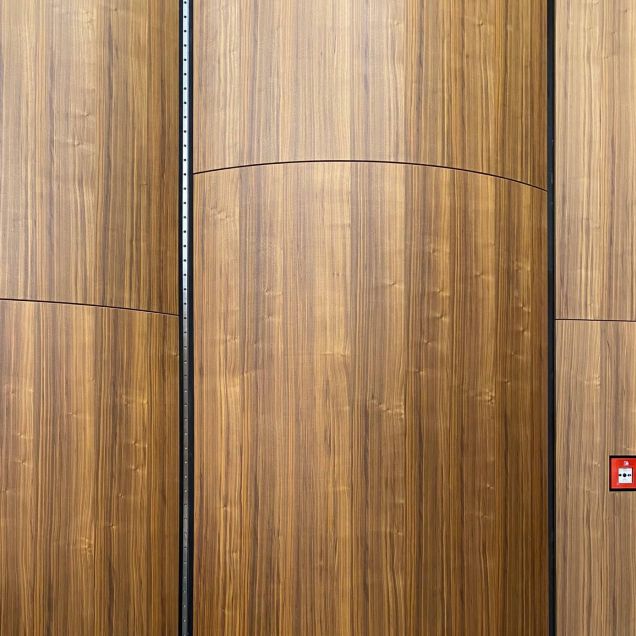 Detail der Holzfurnier-Wandverkleidung mit gebogener Fuge und Brandmelder – Beethovenhalle Bonn