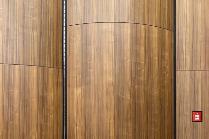 Detail der Holzfurnier-Wandverkleidung mit gebogener Fuge und Brandmelder – Beethovenhalle Bonn