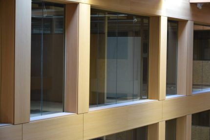 Detail der holzfurnierten Fensterlaibungen mit Glasfeldern im Atrium – IHK Nürnberg