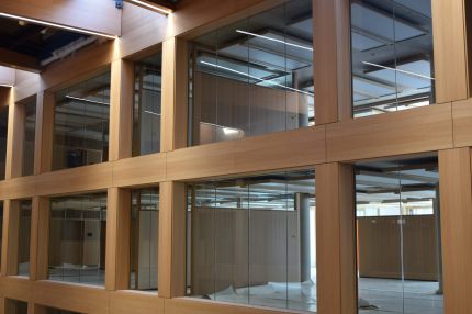 Atrium-Innenfassade mit Glasfeldern in holzfurniertem Raster über zwei Geschosse – IHK Nürnberg