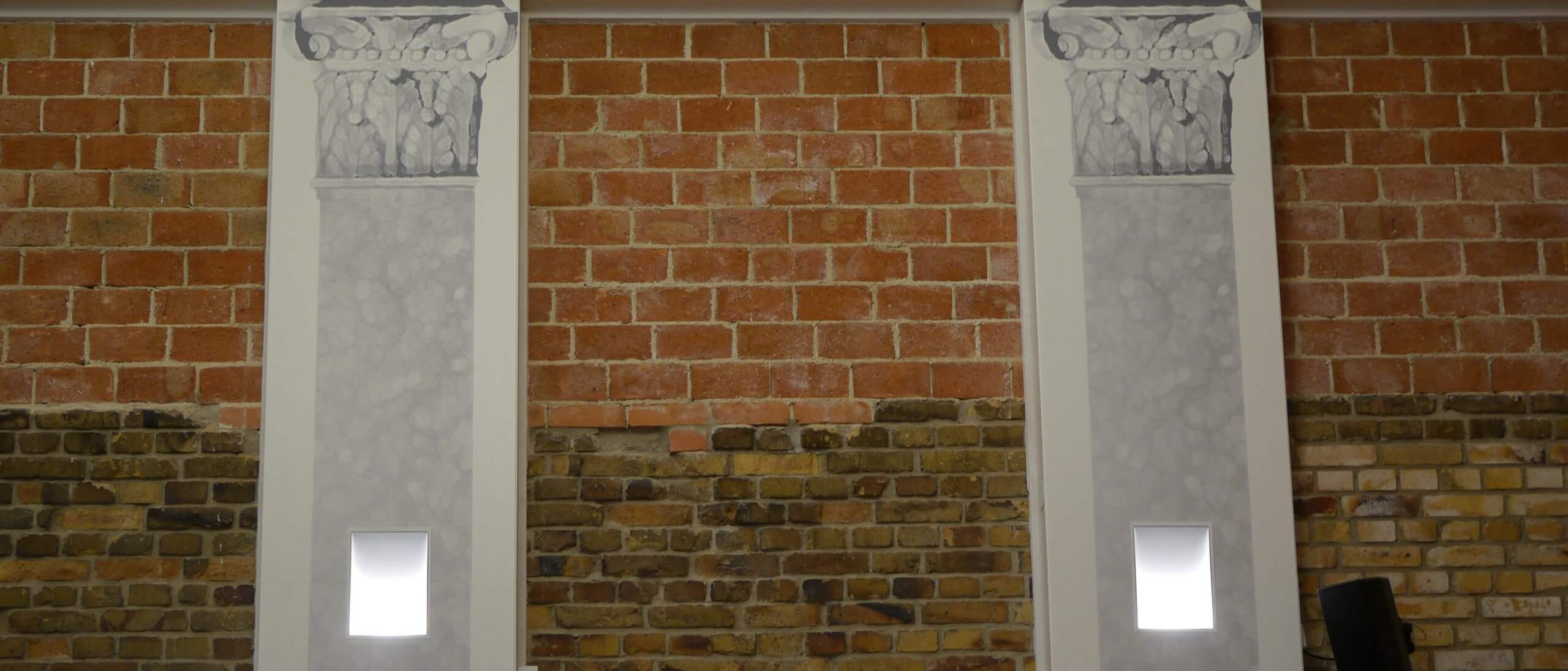 Pilaster-Wandpaneele mit Leuchten vor Sichtmauerwerk – Neues Schloss Bad Muskau