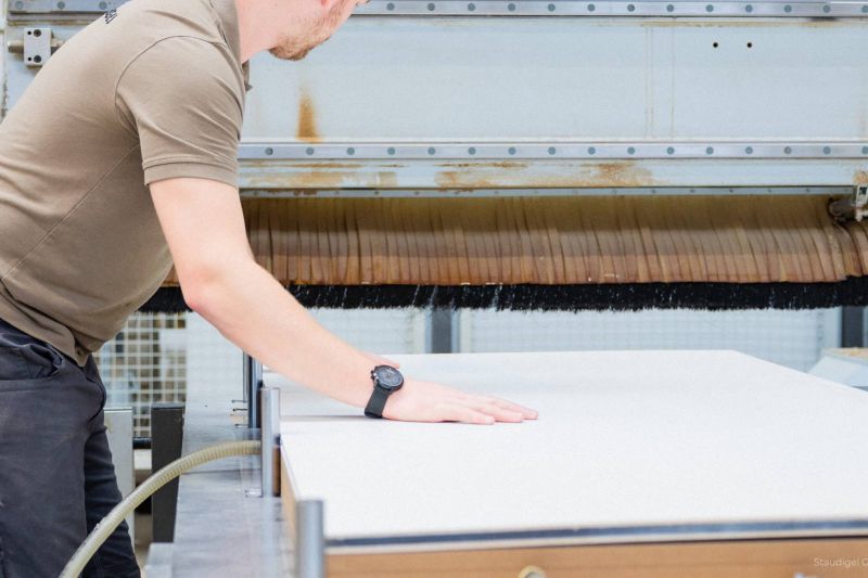 Ein Schreiner arbeitet an einer CNC-Maschine bei Staudigel. | © Staudigel GmbH
