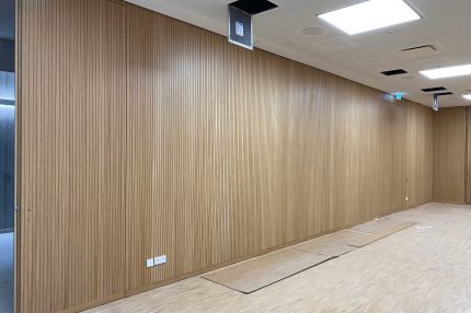 Saal mit Wandverkleidung aus Eichen-Schlitzplatten, Lochdecke und Parkett – Technisches Rathaus Mannheim
