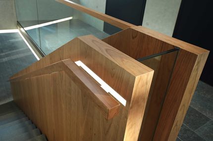 Detail der Holzbrüstung mit beleuchtetem Handlauf und Glasgeländer – Deutsche Rentenversicherung, Würzburg