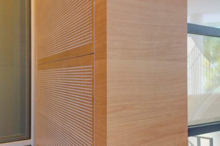 Detail eines holzverkleideten Pfeilers mit gerillten Akustikplatten – Europäisches Patentamt