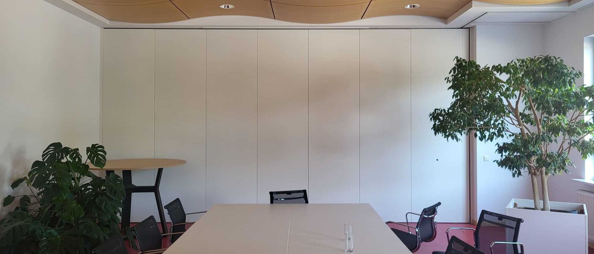 Moderne Raumakustik im Besprechungsraum mit Pflanzen und elegantem Design. | © Staudigel