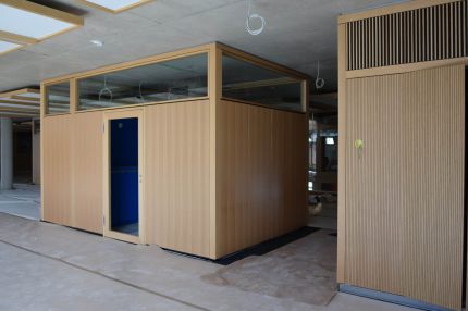 Raummodule mit Schlitzplatten-Wandverkleidung, Glasoberlichtern und Lamellenaufsatz – IHK Nürnberg