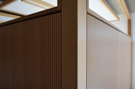 Detail der Raummodul-Ecke mit Schlitzplatten und furniertem Eckpfosten – IHK Nürnberg