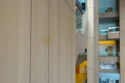 Schlitzplatten-Wandverkleidung in Holz mit Blick in den Lichthof – Justizzentrum Bochum