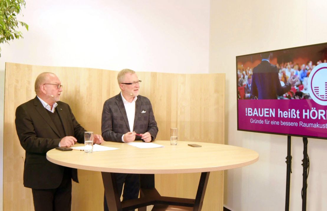 Martin Hepp und Dr. Schricker diskutieren bei "Bauen heißt Hören" über innovative Lösungen zur Raumakustik.