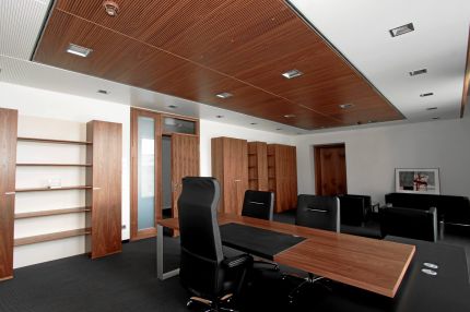 Chefbüro mit Nussbaum-Schlitzplattendecke, Regalen und Glastür – Sparkasse Spree-Neiße, Cottbus
