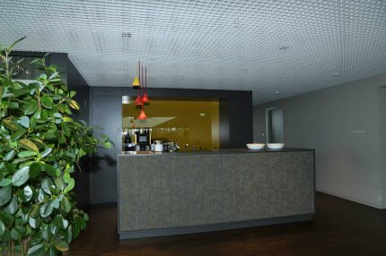 Kaffeetheke mit Pendelleuchten unter heller Rasterdecke – AEB-Zentrale, Stuttgart