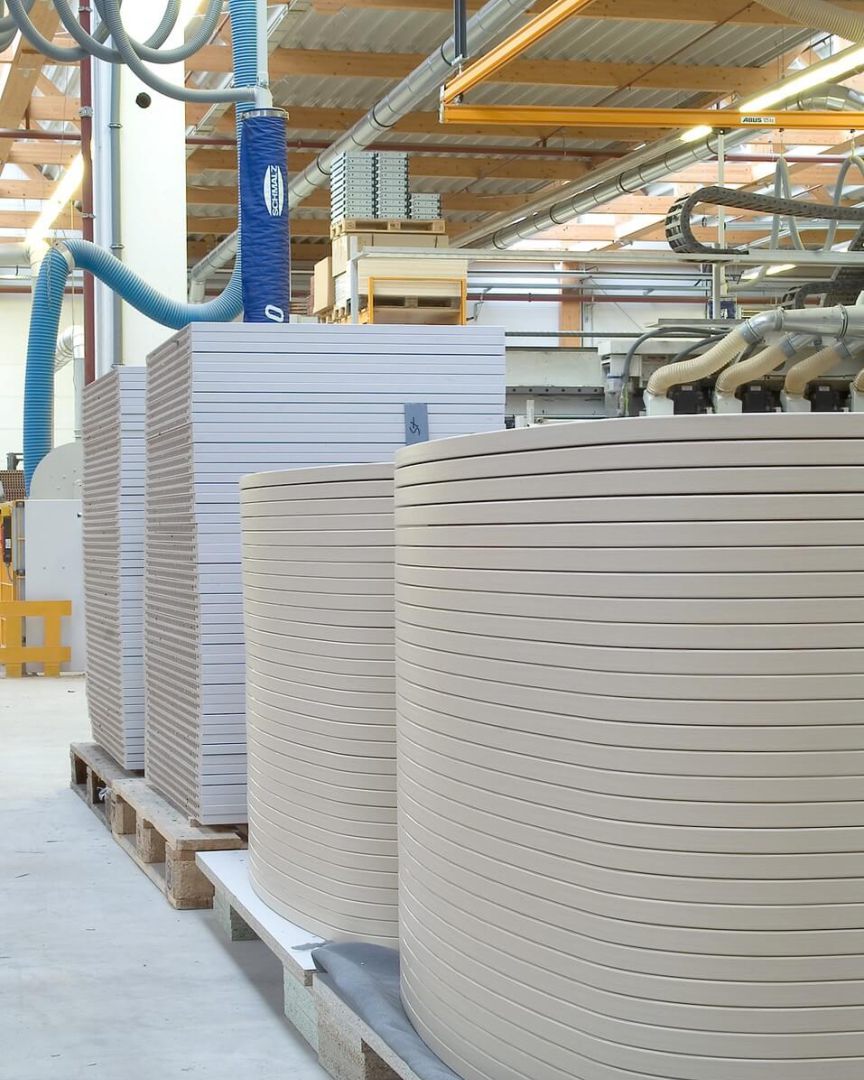 In einer Produktionshalle stehen Paletten mit Möbelteilen von Staudigel bereit.
