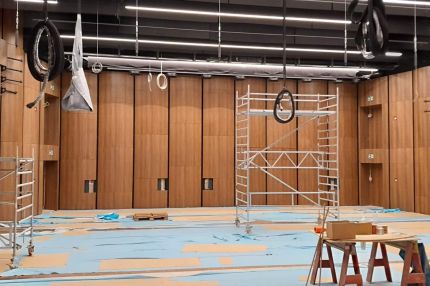 Saal im Bau mit Holzfurnier-Wandverkleidung, Rollgerüst und Bodenschutz – Beethovenhalle Bonn