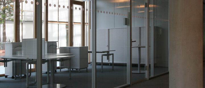 Ein modernes Büro mit großen Fenstern und Staudigel für optimale Raumakustik.
