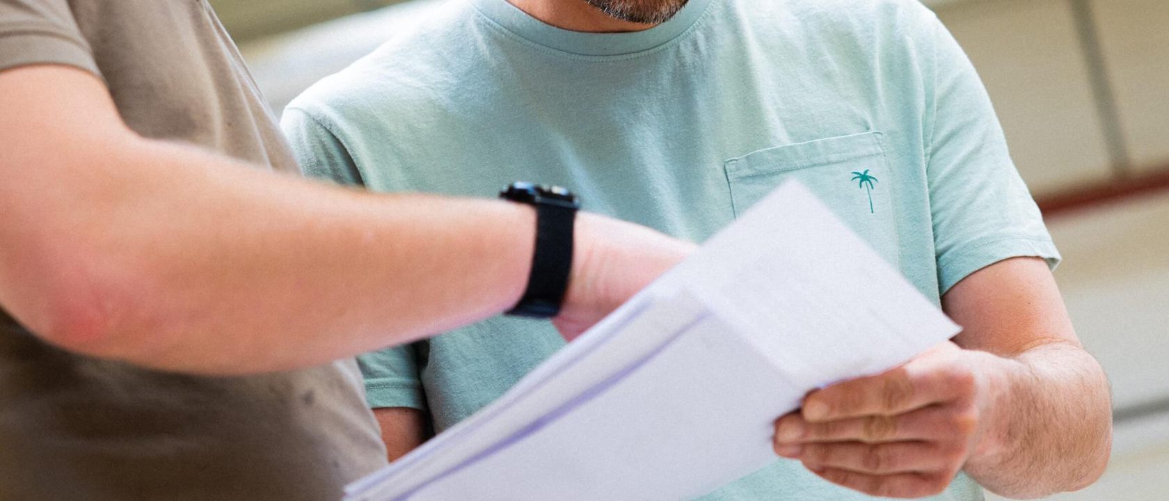 Zwei Personen besprechen Dokumente für das Stellenangebot eines Holztechnikers. | © Staudigel
