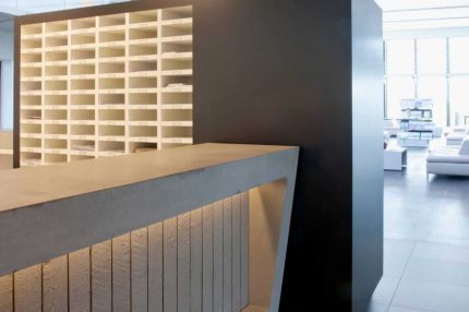 Detail der Empfangstheke mit Postfächern und gelochter Akustikdecke – Willy Naessens Group, Belgien