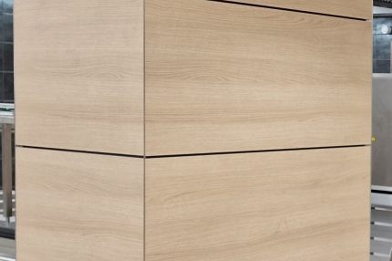 Detail der Stützenverkleidung in Eiche-Optik mit horizontalen Fugen – Mensa Würzburg