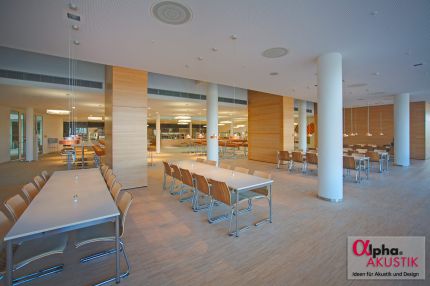 Weitläufige Kantine mit weißen Säulen, Holzwandscheiben und Lochdecke – Europäisches Patentamt