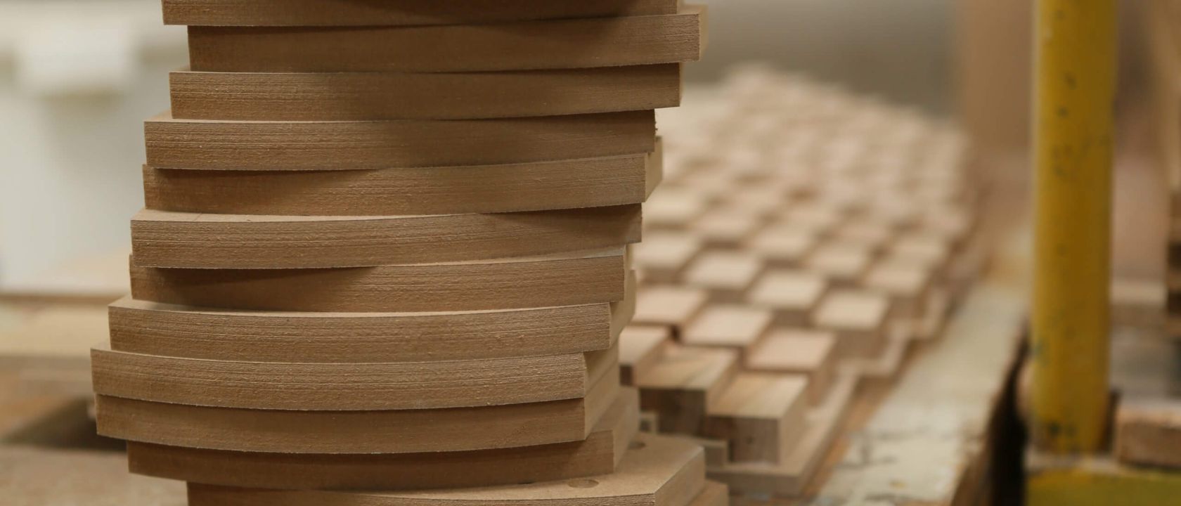Gestapelte Holzplatten zur Verbesserung der Raumakustik in einem Staudigel-Projekt.