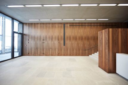 Foyer mit Glasfassade, Nussbaum-Wandverkleidung und Treppenaufgang – James-Simon-Galerie, Berlin