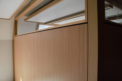Raummodul mit Schlitzplatten-Verkleidung und Glasoberlicht unter der Decke – IHK Nürnberg