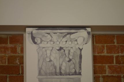 Detail eines Wandpaneels mit Kapitell-Motiv vor Ziegelmauerwerk – Neues Schloss Bad Muskau