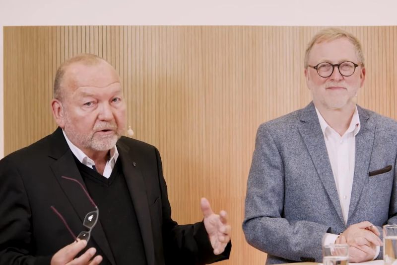 Martin Hepp und Prof. Schricker sprechen über die ideale Raumakustik für akustische Lösungen bietet.