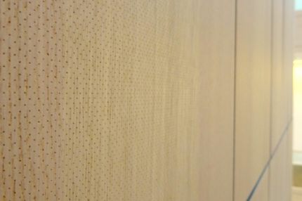 Nahaufnahme der mikrogelochten Holzwandverkleidung mit Fuge – Justizzentrum Bochum
