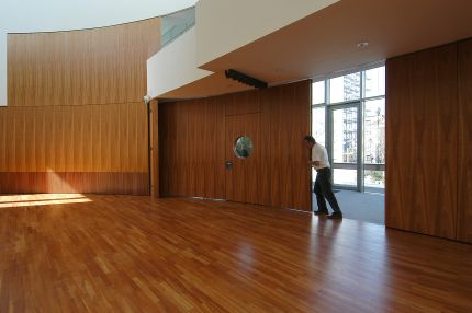 Mobile Trennwand mit Holzfurnier und Bullaugenfenster wird geöffnet – IHK Potsdam