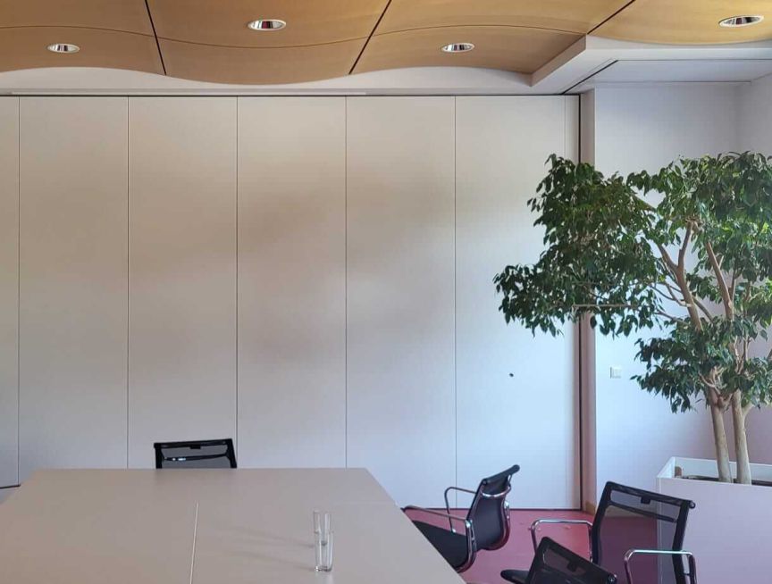 Moderne Raumakustik im Besprechungsraum mit Pflanzen und elegantem Design. | © Staudigel