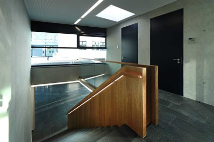Treppenauge im Obergeschoss mit Holzbrüstung, Glasgeländer und Oberlicht – Deutsche Rentenversicherung, Würzburg