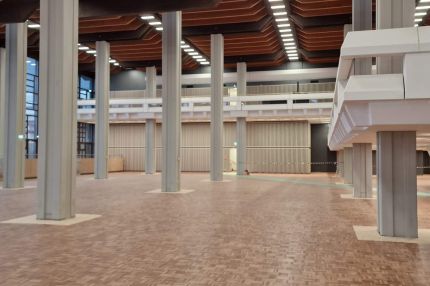 Speisesaal mit Stützen, Holzkassettendecke, Galerie und Treppe – Mensa Würzburg